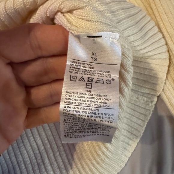 Banana republic off shoulder, extra large cream, long sleeve sweater . NWT - Picture 6 of 8